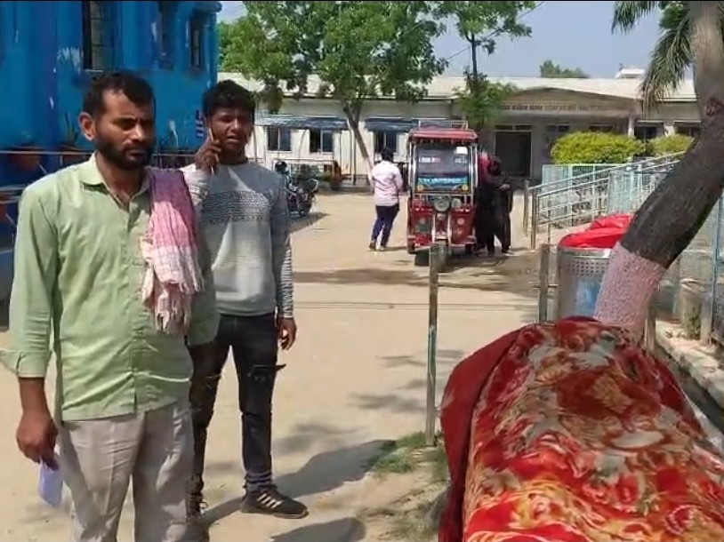 पोस्टमार्टम के बाहर मौजूद परिजन।