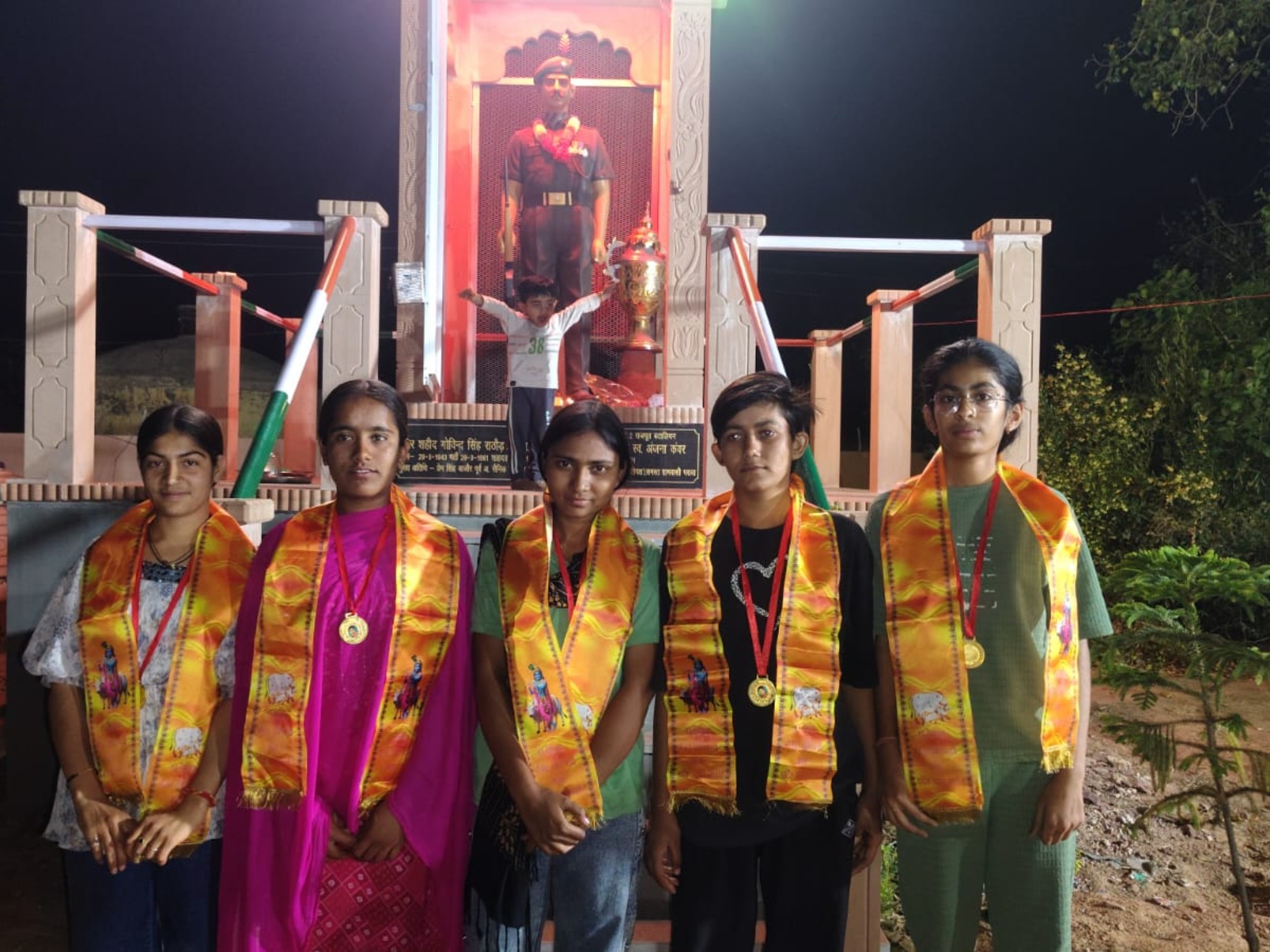 क्लास 12वीं के 30 छात्र सम्मानित