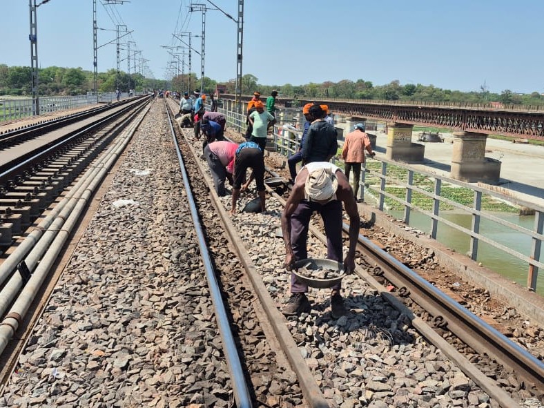 Kanpur-Lucknow Rail Track Sleeper Replacement | Trains Affected From ...