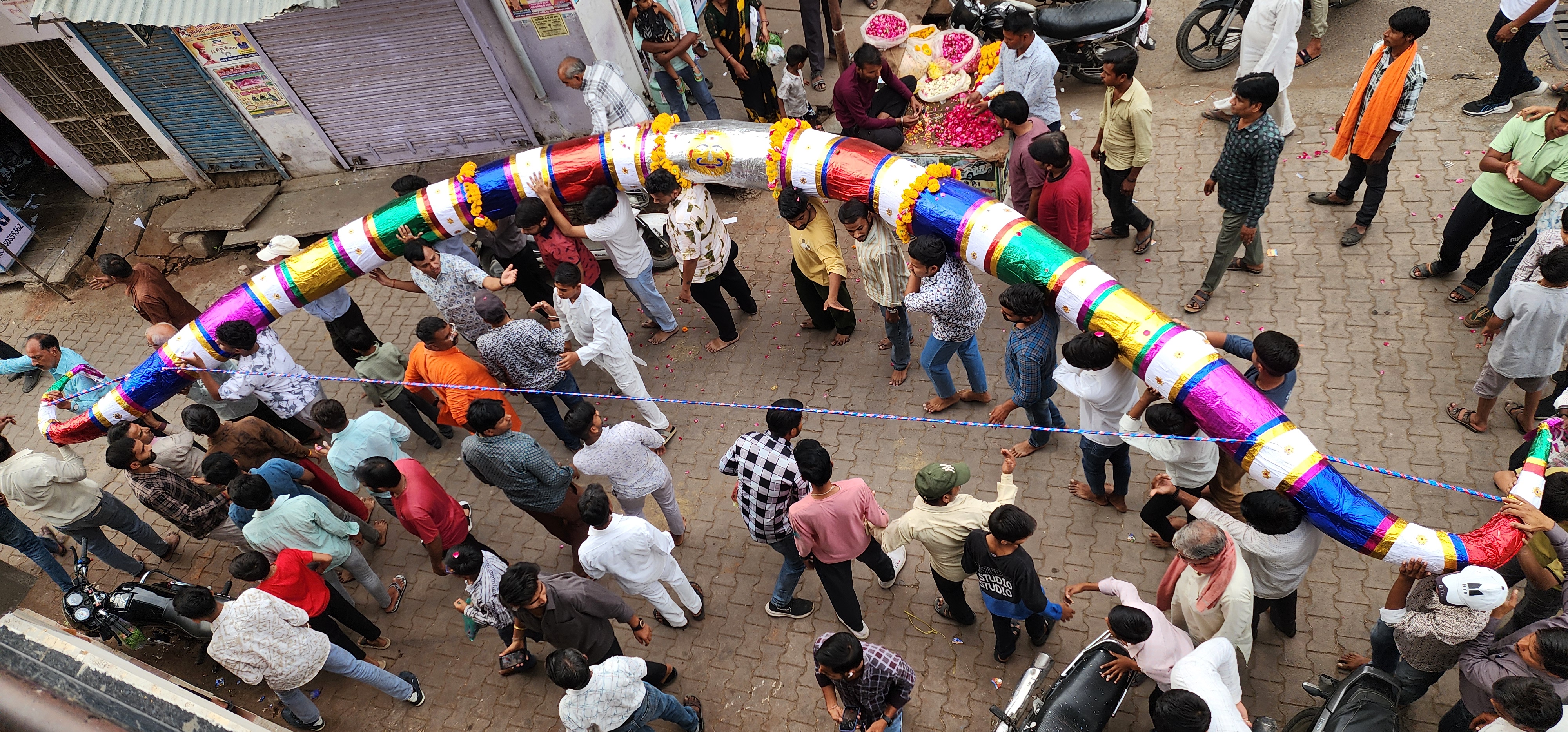 Atru A huge bow was installed in Atru after a procession.