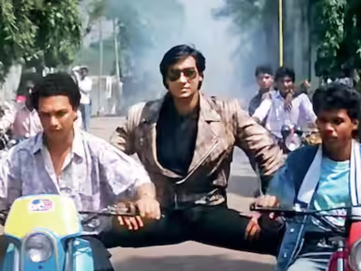 फूल और कांटे में अजय देवगन ने 'अजय' नाम के कॉलेज छात्र का किरदार निभाया था।