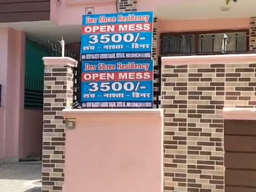 राजीव गांधी नगर एरिया में स्थित हॉस्टल और मेस में 3500 रुपए में नाश्ता, लंच, डिनर की सुविधा के बोर्ड लगे हुए हैं।