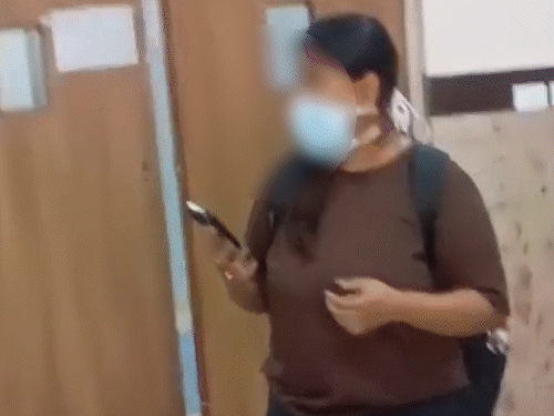 आयुष से मिलने उसकी गर्लफ्रेंड पहुंची, तो उसे पुलिस की मौजूदगी में मिलवाया गया। उसे देखकर आयुष रो पड़ा।