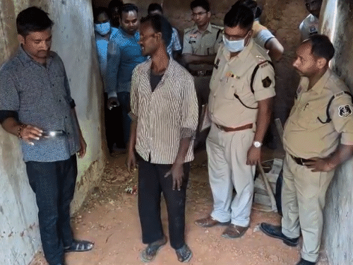 पुलिस को आरोपी बता रहा कि, उसने कैसे लाश को दफनाया है।