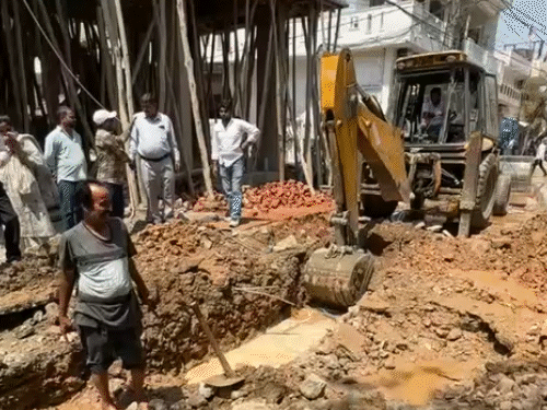 सड़क को रात में विरोध के बावजूद तोड़ दिया गया, जिससे सीवरेज और पानी की लाइनें क्षतिग्रस्त हो गईं।