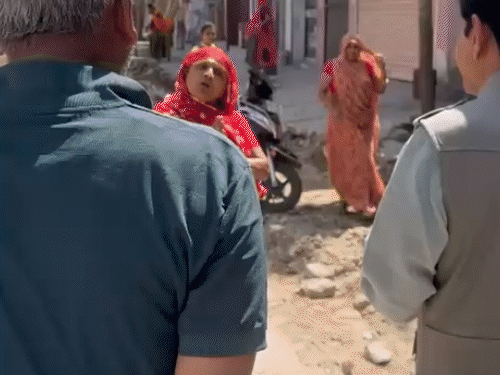 विधायक के पहुंचने पर महिलाओं ने कहा- आप हमारे साथ चलकर गली के हालात देखें।