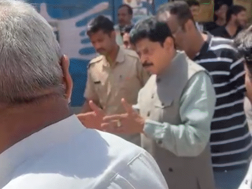 युवक ने सुशीलपुरा में गंदे पानी का गिलास म विधायक गोपाल शर्मा को थमा दिया।