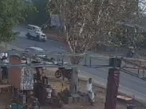 बोलेरो ने सामने से आ रही स्कूटी को टक्कर मार दी।