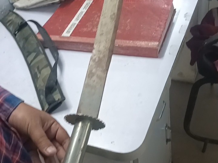 केक काटने में इस्तेमा किया गया तलवार