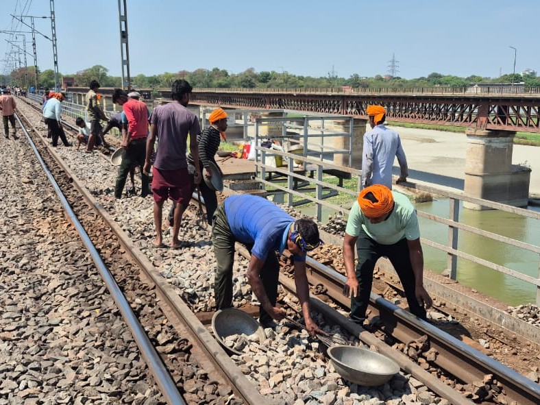 Kanpur-Lucknow Rail Track Sleeper Replacement | Trains Affected From ...