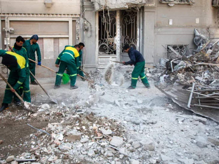तेहरान के पूर्वी इलाके में ड्रोन हमले के बाद राहतकर्मी मलबा हटाने के काम में जुटे हुए हैं।