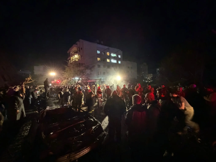 तस्वीर बेरूत इजराइली हमले के बाद मौके पर जमा हुए लोगों की है।