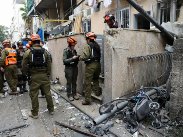 ईरान के मिसाइल हमले से बनी ब्राक में रिहायशी इमारत क्षतिग्रस्त हो गई। मौके पर इजराइली सैनिक और सुरक्षा कर्मी पहुंचे।