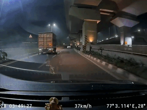 द्वारका एक्सप्रेसवे पर यशोभूमि राउंड अबाउट के पास अचानक एक टैक्सी रॉन्ग साइड से आई और टक्कर होने से बच गई।