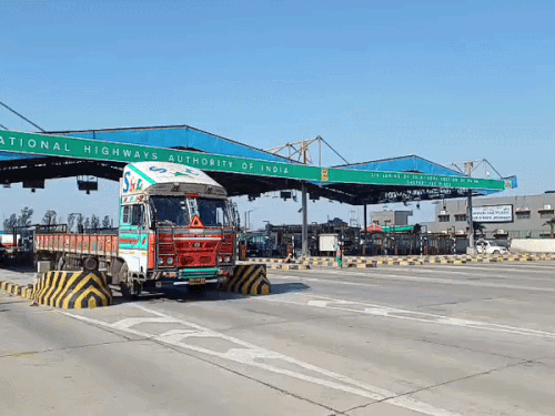 टोल के रेट में 265 रुपए तक की बढ़ोतरी हुई है।