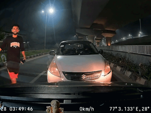 गुरुग्राम में एक्सप्रेसवे पर रॉन्ग साइड में आया टैक्सी ड्राइवर गाली गलौज करते हुए। - Dainik Bhaskar