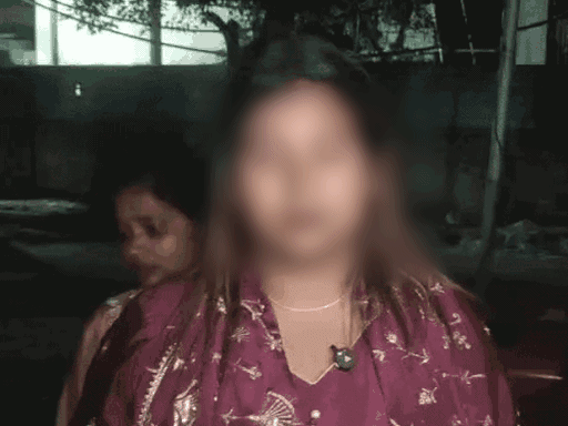 सिविल अस्पताल में घटना की जानकारी देती पीडि़ता।