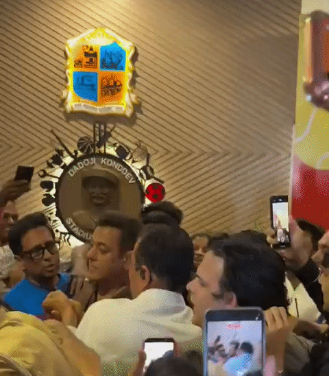 The security team of the actor formed a circle and protected him. During this time the actor looked very calm.