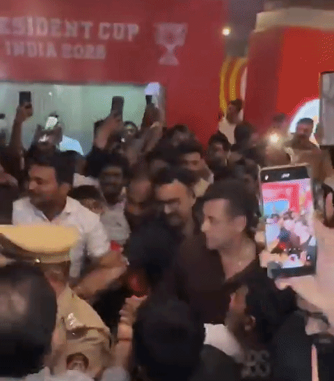 The crowd went out of control while leaving the stadium gate, after which the security team faced a lot of difficulty in taking the actor to the car.