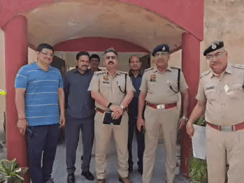 अधिकारियों के साथ पुलिस टीम।