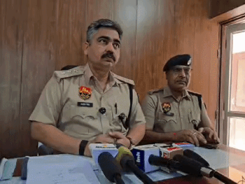 मामले की जानकारी देते हुए पुलिस अधिकारी।