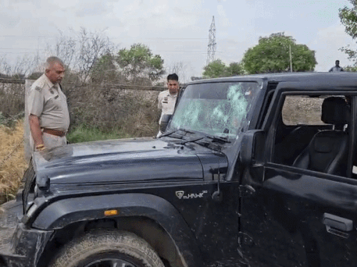 रेवाड़ी में खेत में मिली कार की जांच करते हुए पुलिस। - Dainik Bhaskar