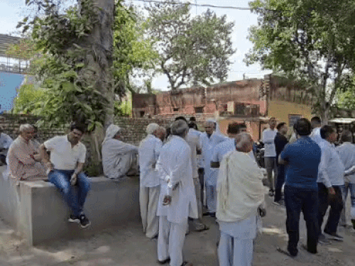 कार्रवाई के लिए सिटी थाना पहुंचे ग्रामीण और परिजन