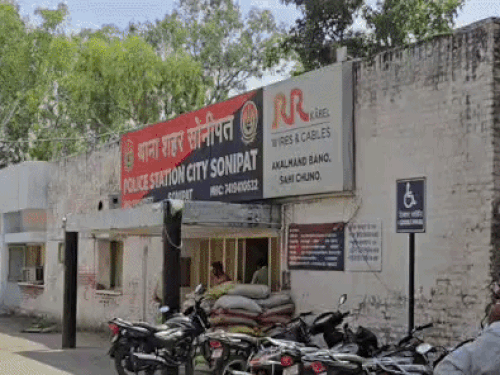 परिजनों ने पुलिस को लिखित शिकायत सौंपी है