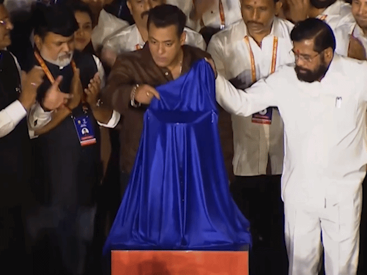 The actor unveiled the tournament trophy with Maharashtra CM Eknath Shinde.