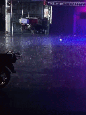 कानपुर- आधी रात को तेज बारिश हुई। 40-50 km प्रति घंटे की रफ्तार से हवाएं चलीं।