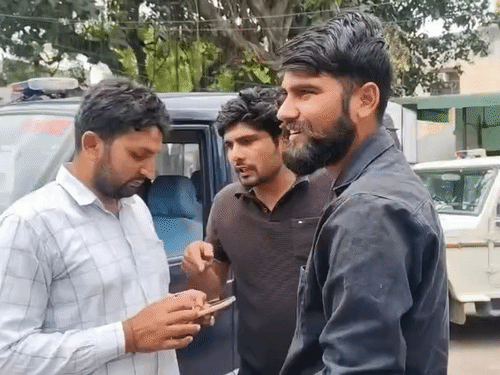 लिपिक विशेष कुमार की शिकायत पर एंटी करप्शन की टीम ने कार्रवाई की है।