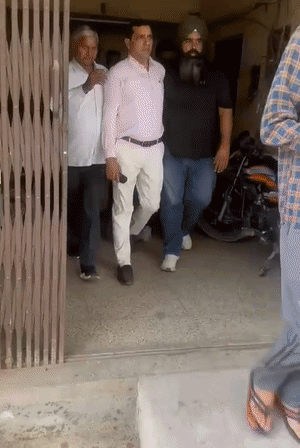 मेरठ की 7 सदस्यीय एंटी करप्शन टीम ने मुख्य गन्ना अधिकारी राजदीप बालियान को उनके कार्यालय से रंगेहाथ पकड़ा।