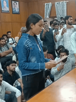 बरेली कॉलेज के चीफ प्रॉक्टर का साध्वी पर आपत्तिजनक पोस्ट, प्रिंसिपल ऑफिस में घुसे गुस्‍साए छात्र