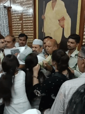 बरेली कॉलेज के चीफ प्रॉक्टर का साध्वी पर आपत्तिजनक पोस्ट, प्रिंसिपल ऑफिस में घुसे गुस्‍साए छात्र