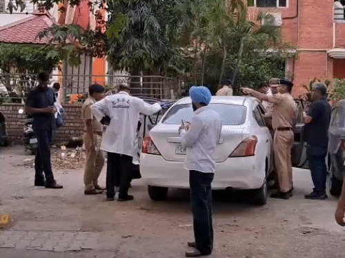 फोरेंसिक टीम ने पूरे एरिया की जांच की सबूत जमा किए।