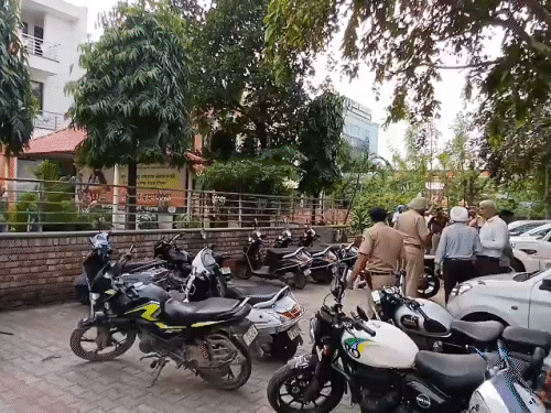 पुलिस और फायर ब्रिगेड की टीमें भी मौके पर जांच में जुटी हुई हैं।