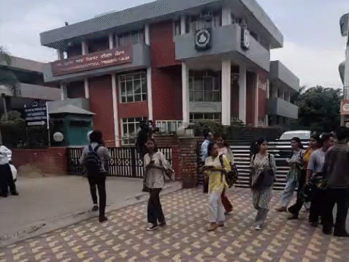 धमाके के बाद BJP दफ्तर खाली करा दिया गया। सभी कर्मियों को उनके घर भेज दिया गया।