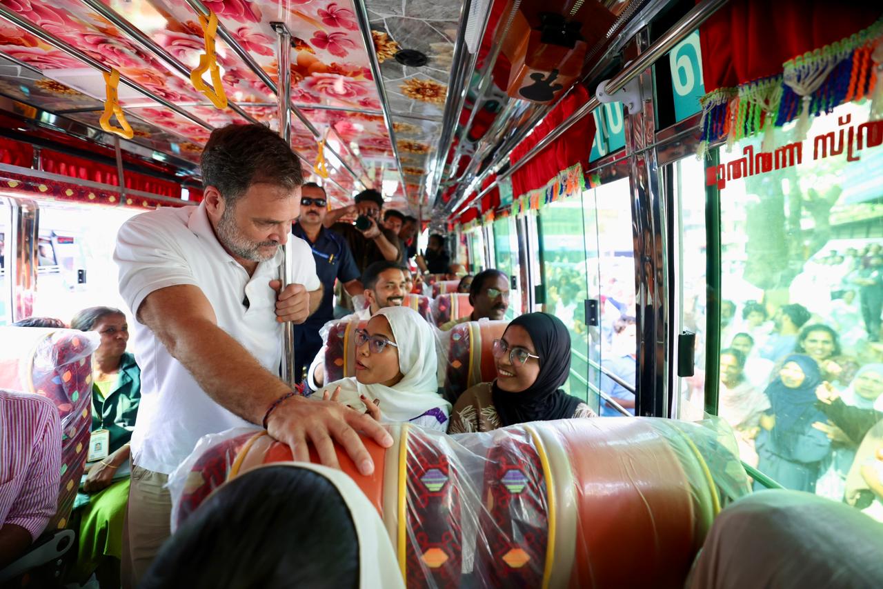 राहुल ने इस दौरान लोगों की परेशानी को समझा।