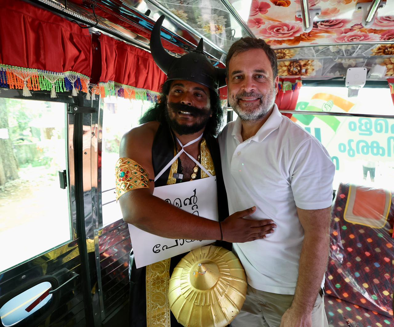 राहुल बस यात्रा के दौरान एक कलाकार के साथ।