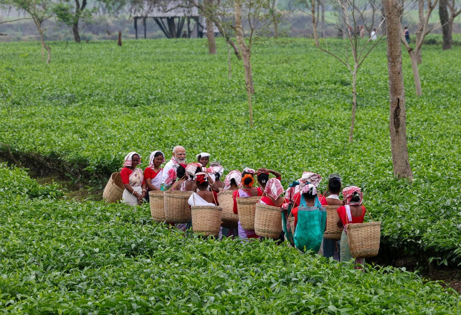 पीएम ने महिला कामगारों के साथ बातचीत भी की।