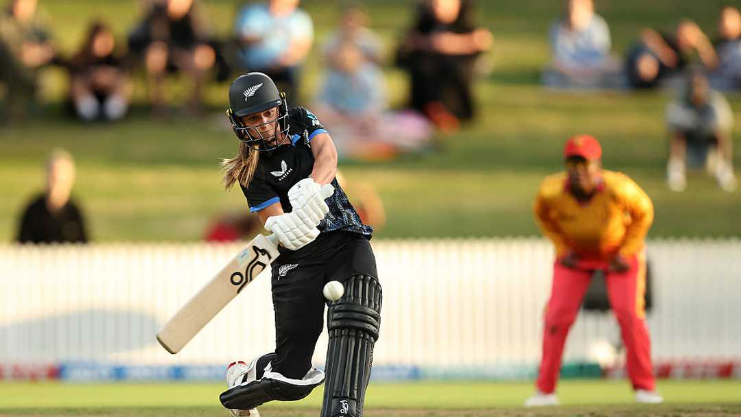 इसाबेला गेज ने 11 चौके की मदद से 68 रन की पारी खेली।