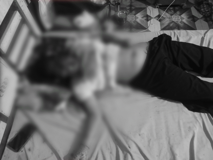 बेटी चित्रा का सिर बुरी तरह से कुचलाया था, पत्नी की लाश नीचे जमीन पर पड़ी थी।