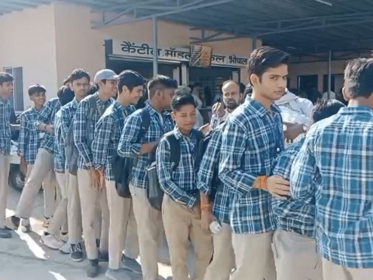 कार्यक्रम में शामिल हुए छात्र।