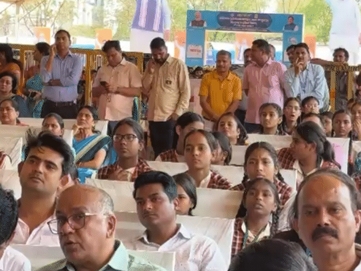 स्कूलों में प्रवेशोत्सव कार्यक्रम में शामिल विद्यार्थी।