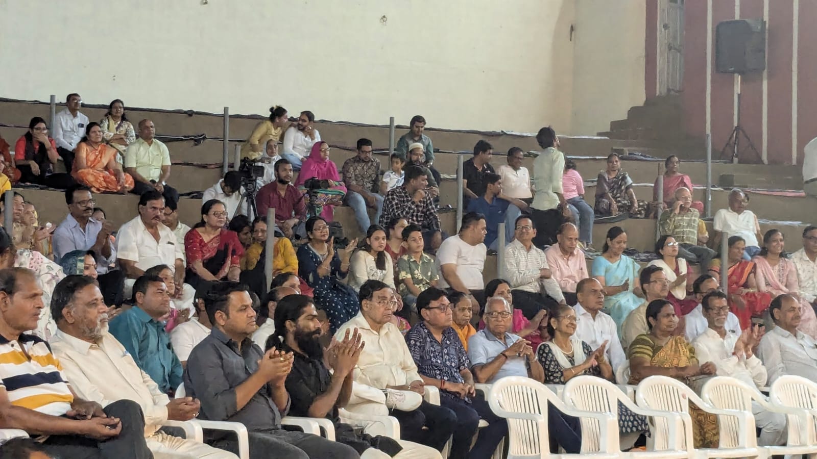 कवि सम्मेलन सुनने आए शहरवासी।
