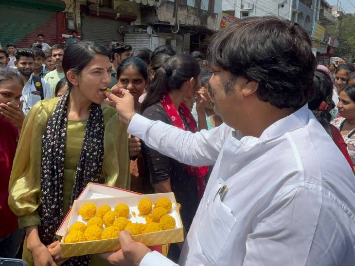 मिठाई खिलाकर दी दुकान हटने की बधाई।