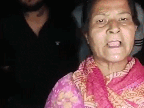 पीड़िता की मां के साथ भी आरोपी ने धक्कामुक्की की।