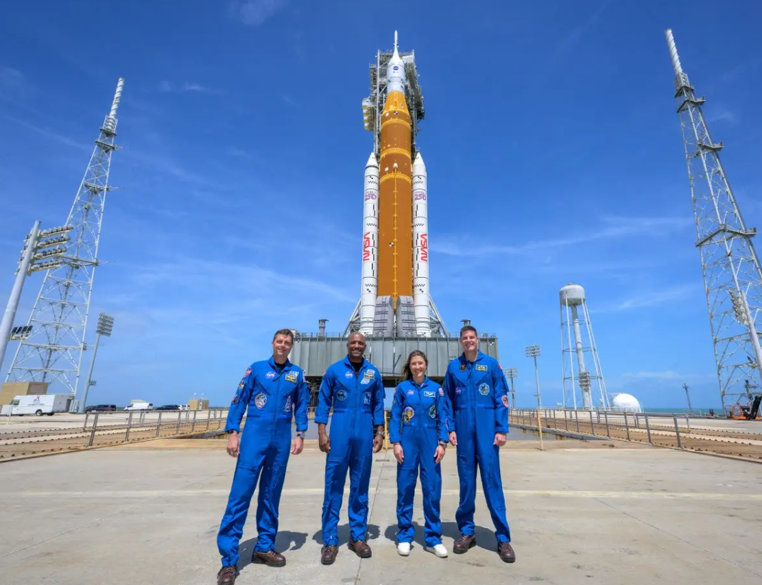 मिशन पर जाने वाले चारों एस्‍ट्रोनॉट चंद्रमा की सतह के दूर के कुछ हिस्सों को देखने वाले पहले मानव बन सकते हैं।