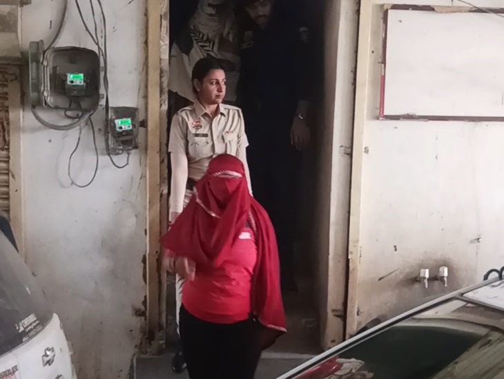 स्पा सेंटर से युवतियों को बाहर निकालती पुलिस