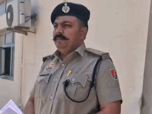 जानकारी देते जांच अधिकारी देवेंद्र सिंह।